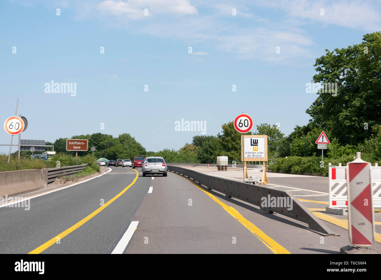 Deutschland, Nordrhein-Westfalen, Mühlheim an der Ruhr, Autobahn A 40 westlich der Brücke über den Ruhrschiffahrtskanal Stockfoto