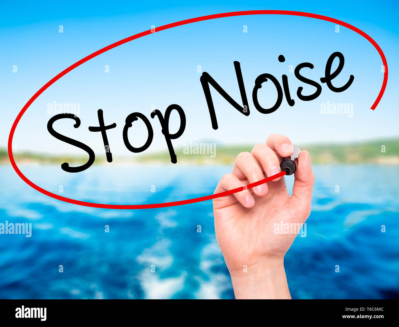 Mann Hand schreiben Stop Lärm mit schwarzem Marker auf visuelle Bildschirm Stockfoto
