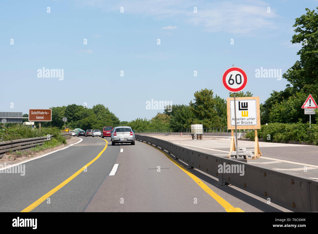 Deutschland, Nordrhein-Westfalen, Mühlheim an der Ruhr, Autobahn A 40 westlich der Brücke über den Ruhrschiffahrtskanal Stockfoto
