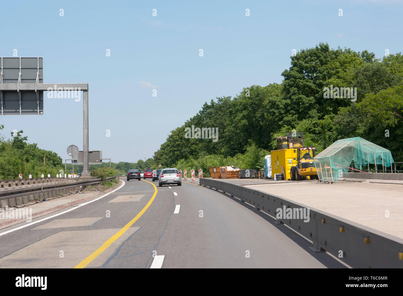 Deutschland, Nordrhein-Westfalen, Mühlheim an der Ruhr, Autobahn A 40, Brücke über den Ruhrschiffahrtskanal Stockfoto