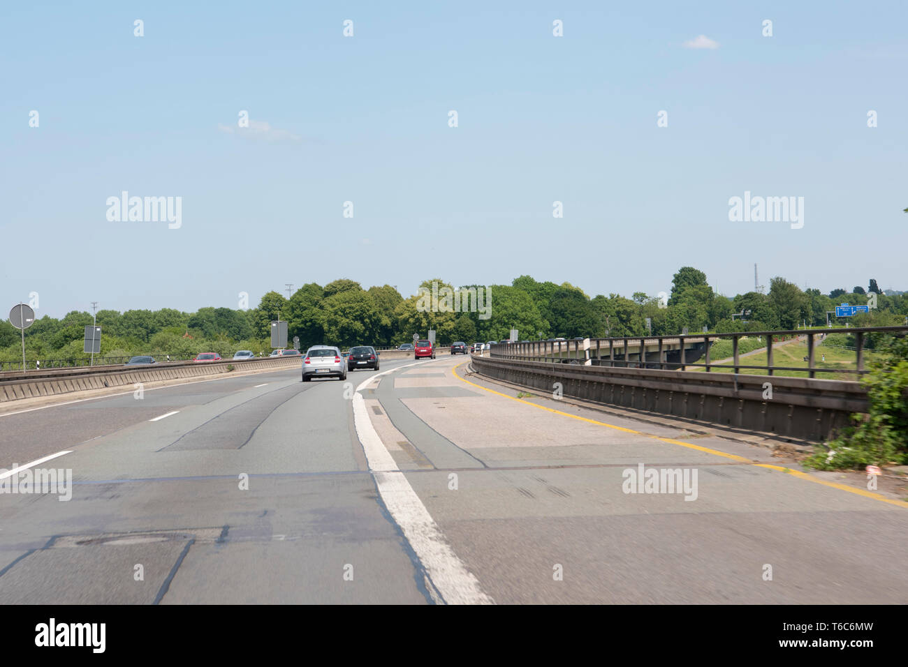Deutschland, Nordrhein-Westfalen, Mühlheim an der Ruhr, Autobahn A40, über die Raffelbergbrücke Ruhr (von Westen) Stockfoto