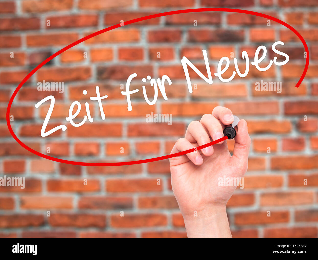 Mann Hand schreiben Zeit fĂ? Ă'ÂĽr Neues (Zeit für etwas Neues in Deutscher Sprache) mit schwarzem Marker auf visuelle Bildschirm Stockfoto