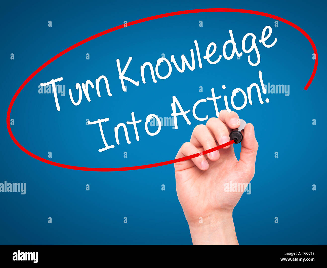 Mann Hand schreiben Sie Wissen in Aktion! Mit schwarzem Marker auf visuelle Bildschirm Stockfoto