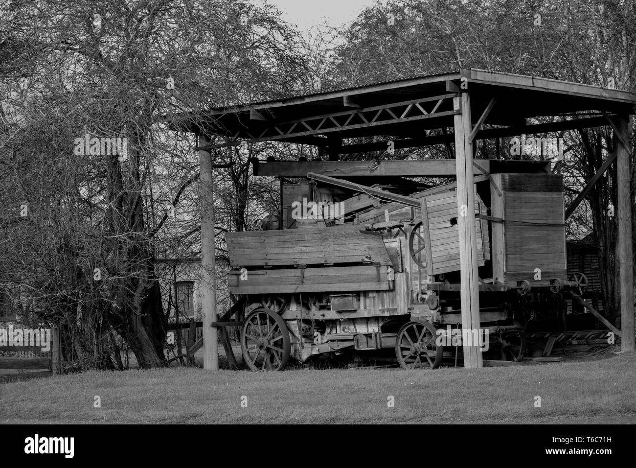 Alte landwirtschaftliche Maschine Schwarz und Weiß Foto Tasmanien Stockfoto