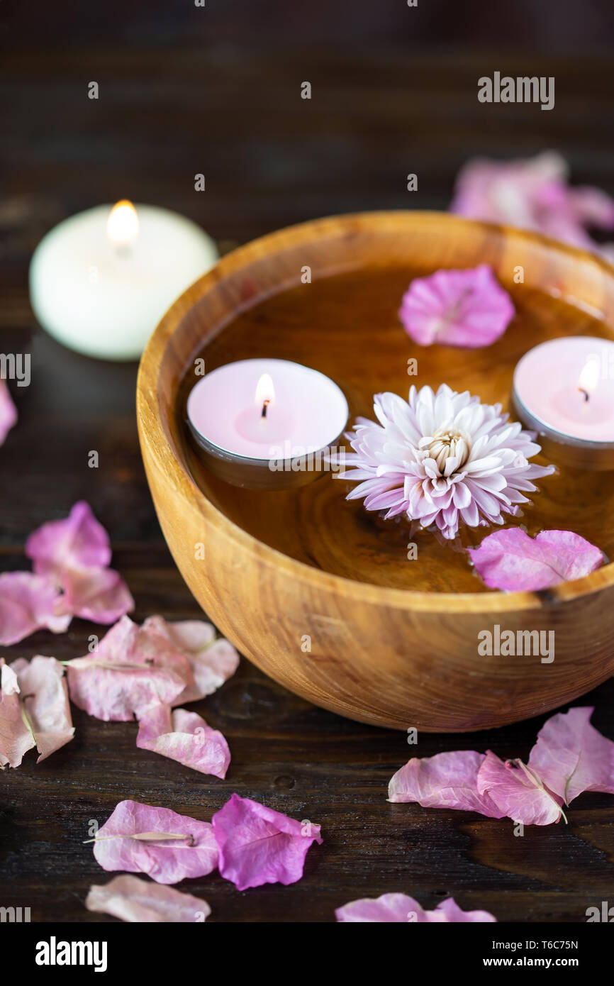 Duft Kerzen, Aroma Sticks, Rose, Blütenblätter. Produkte für Aromatherapie, Massage. Relax und Spa Thema Stockfoto