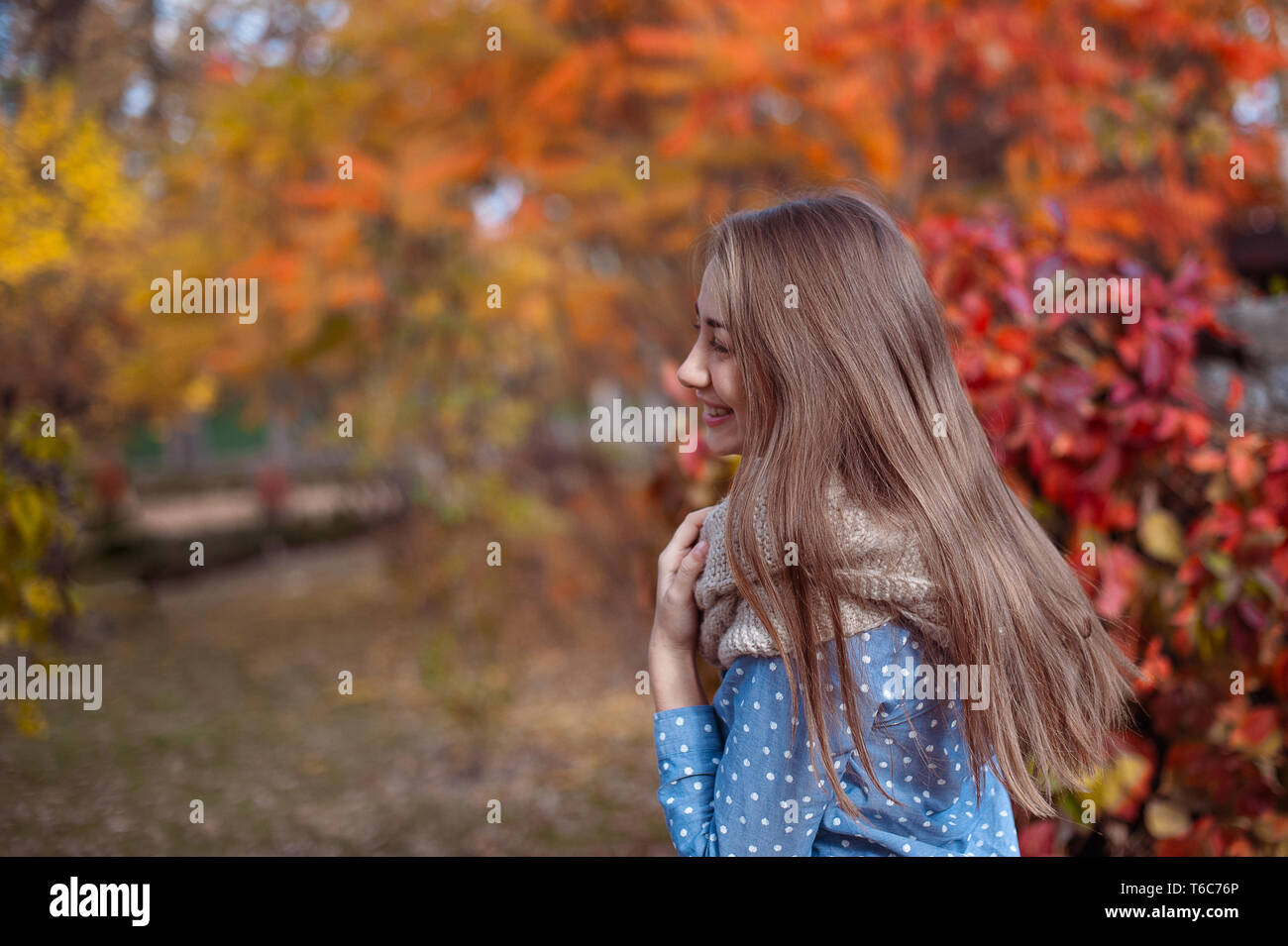 Nett schön lächeln Frau wandern in rot herbst Park Stockfoto