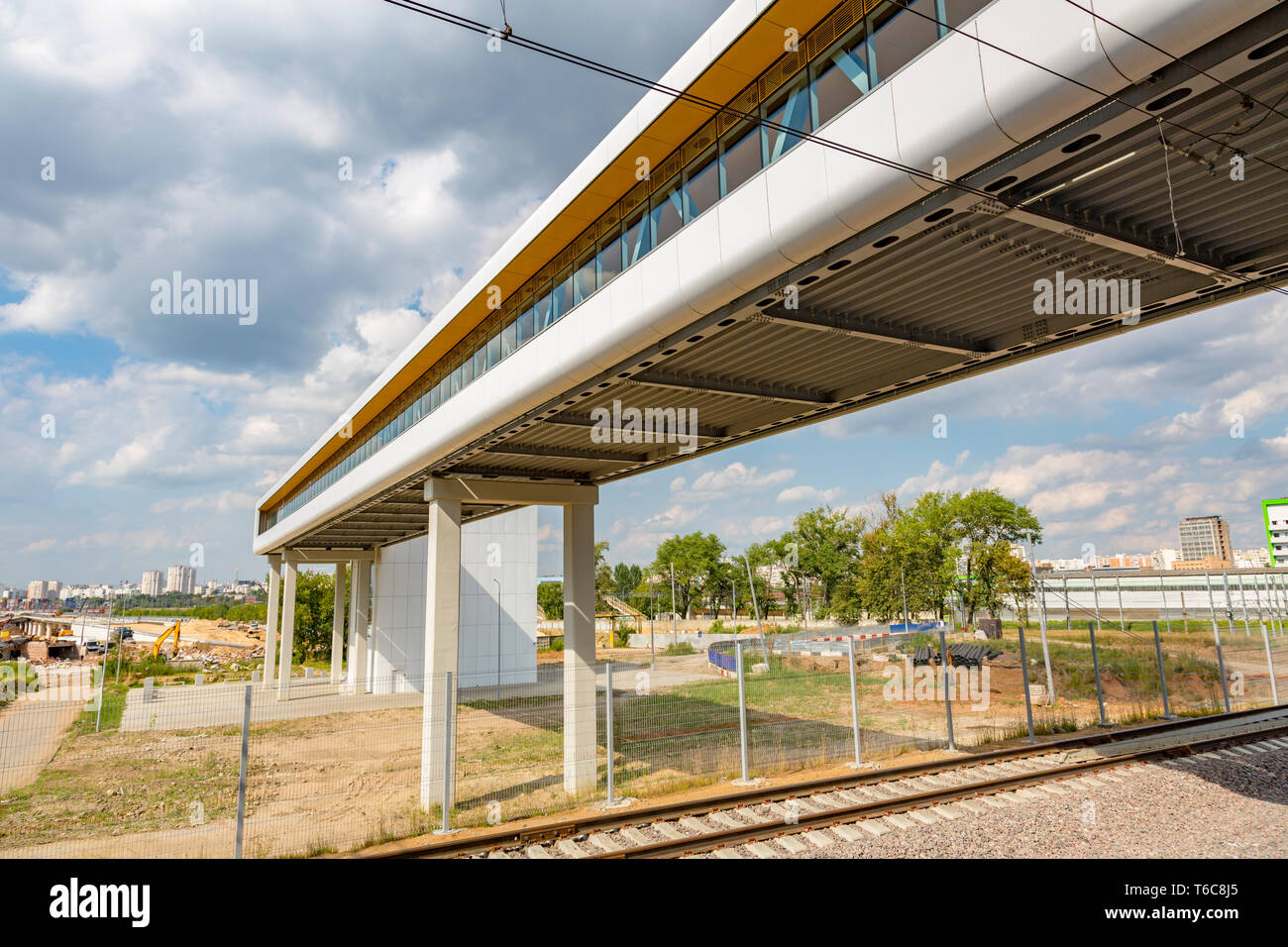 Overground Fußgängerüberweg Stockfoto