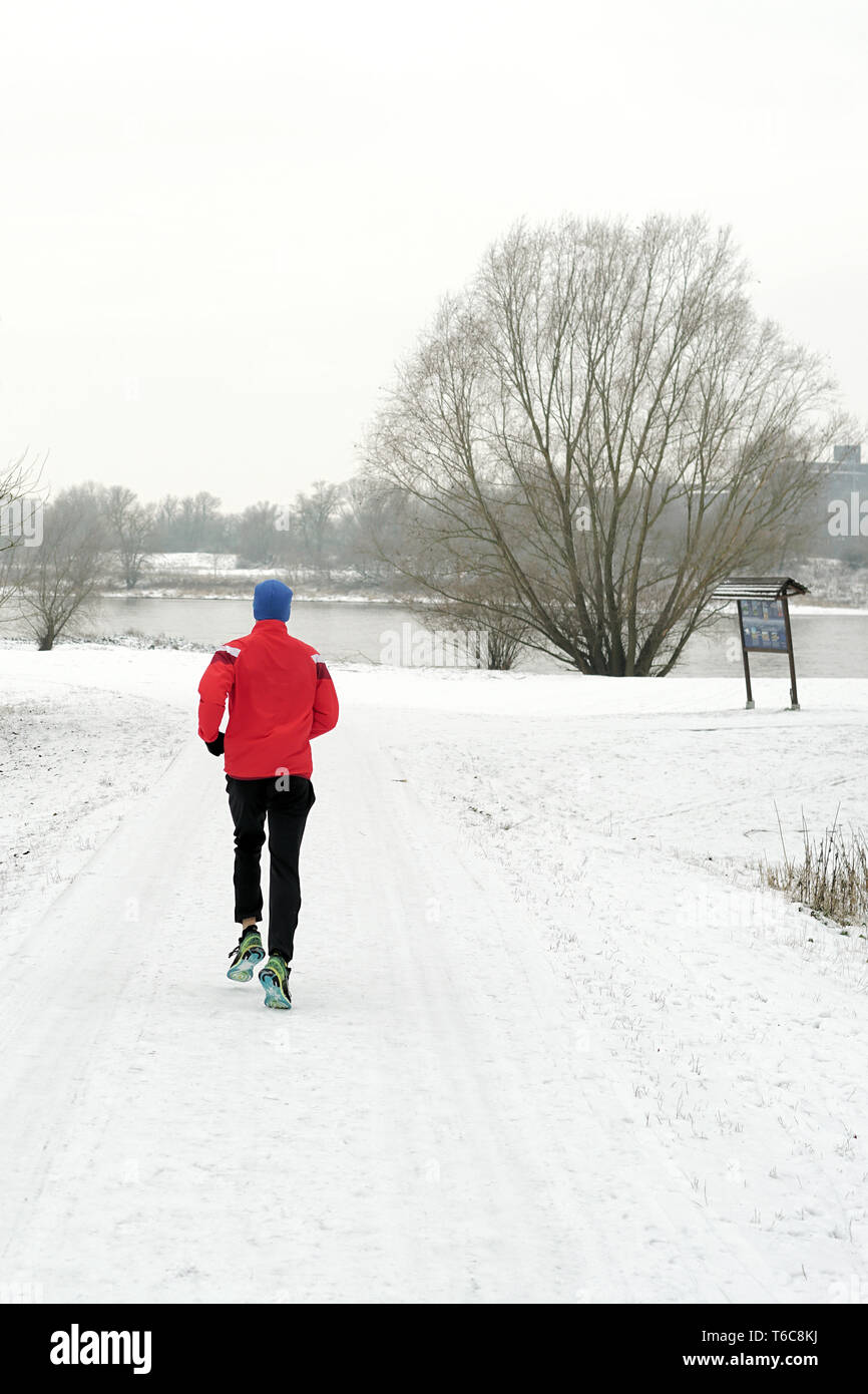 Jogger in einem Park in der Nähe von Magdeburg im Winter Stockfoto