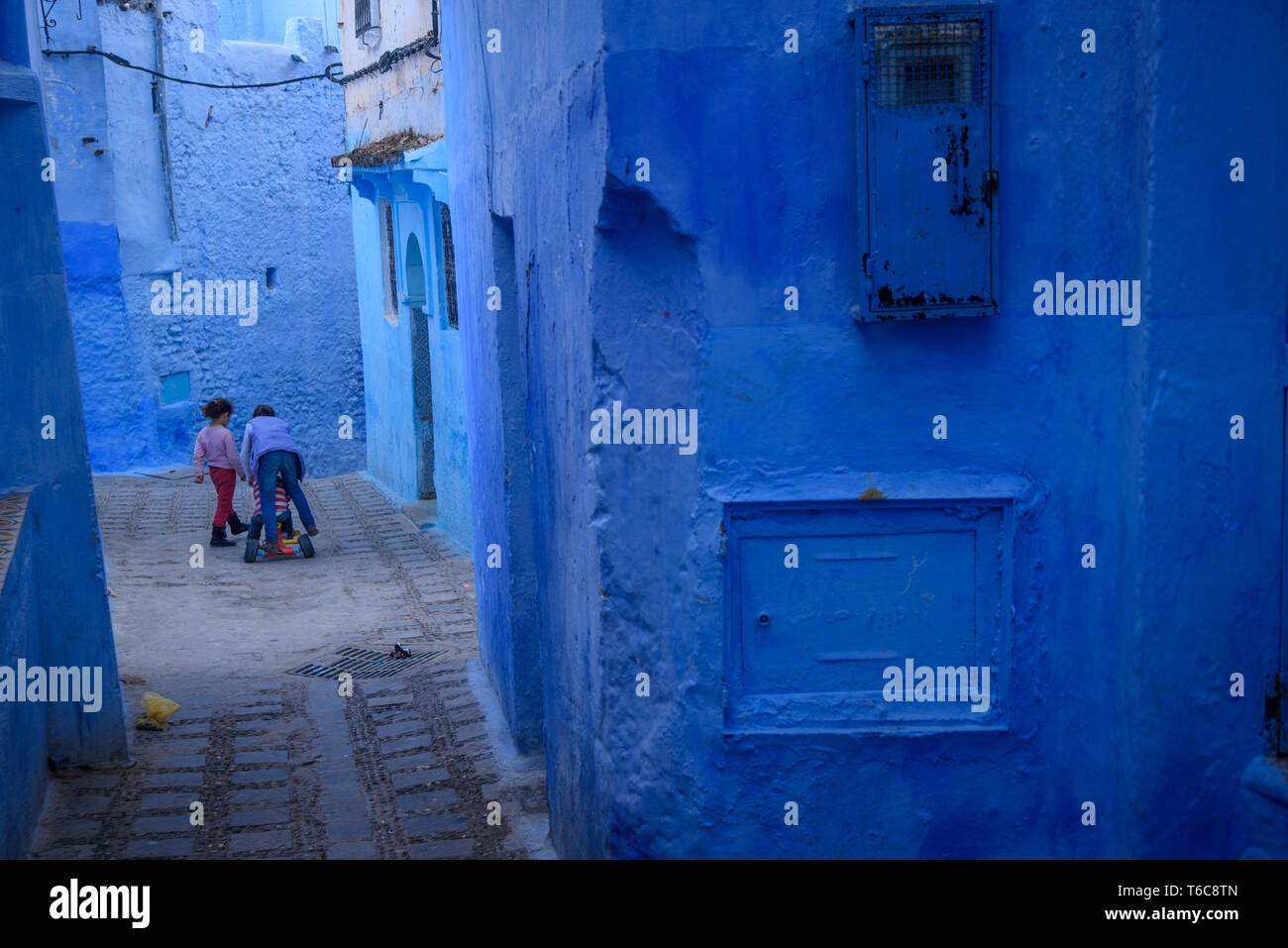 Kinder in Chefchaouen, die blaue Stadt in Marokko. Stockfoto