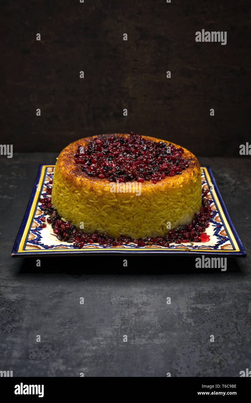 Traditionelle iranische Reis Torte Tahdig Polo mit Berberis auf einer Platte Stockfoto
