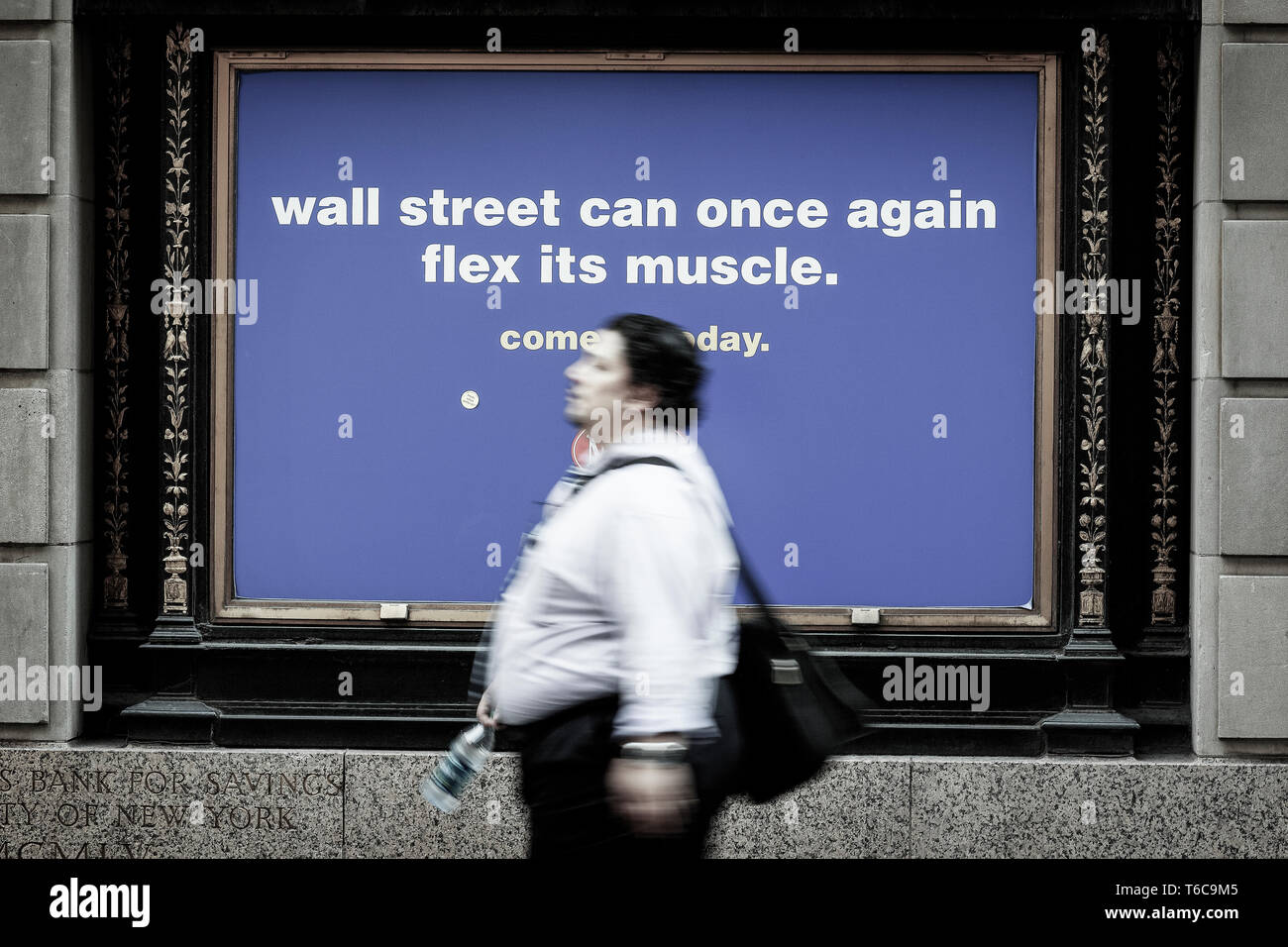 Eine Anzeige an der Wall Street für den New York Sports Club, der Wall Street wieder einmal kann Flex es Muskeln. " Bestände an der Wall Street Überspannungsschutz am Morgen, um die 117k Jobs in der vergangenen Woche hinzugefügt zu reagieren. Stockfoto