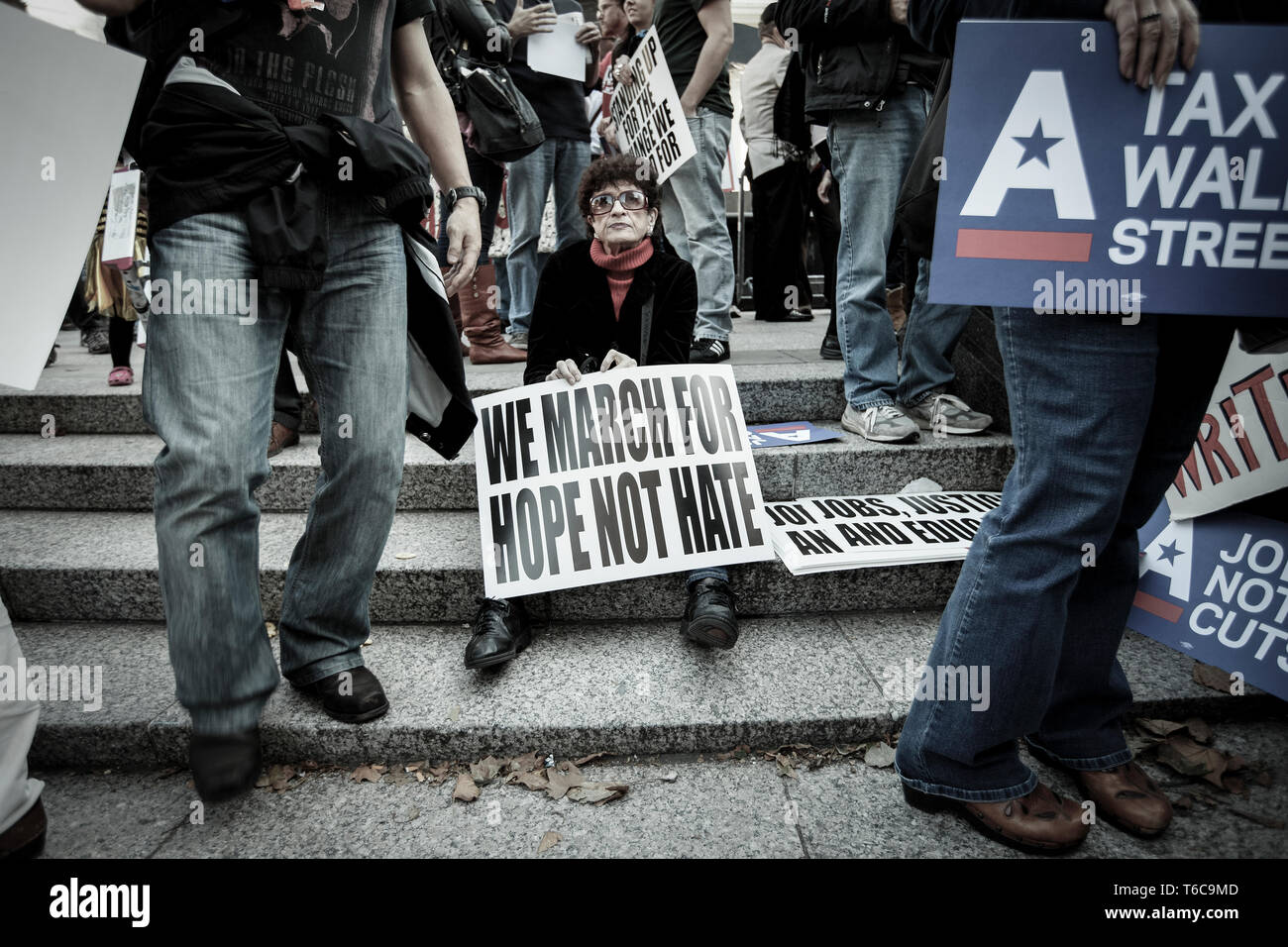 Eine Demonstrantin, die Demonstration von Besetzt die Wall Street orchestriert. Ihr Sternzeichen liest "Wir marschieren für Hoffnung nicht hassen". Die Besetzt die Wall Street demonstrierten gegen finanzieller Gier und Ungleichheit und die Frage der Ethik der Finanzwirtschaft. Stockfoto