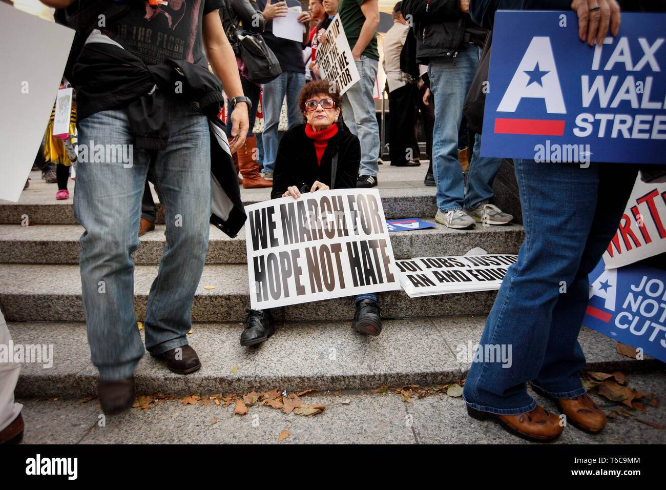 Eine Demonstrantin, die Demonstration von Besetzt die Wall Street orchestriert. Ihr Sternzeichen liest "Wir marschieren für Hoffnung nicht hassen". Die Besetzt die Wall Street demonstrierten gegen finanzieller Gier und Ungleichheit und die Frage der Ethik der Finanzwirtschaft. Stockfoto