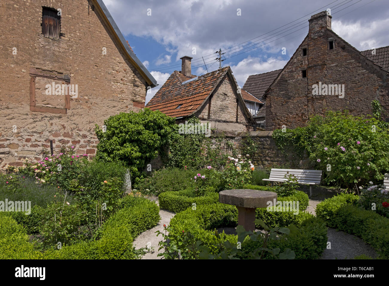 Zwischen alten Mauern Stockfoto