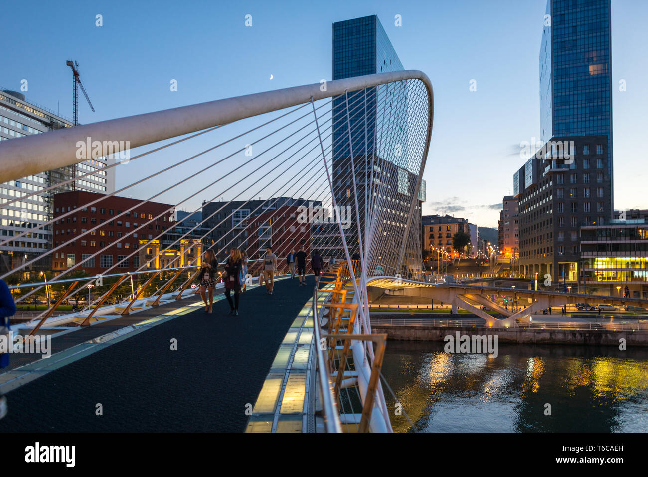 Berühmte weiße Brücke und Blick auf die Skyline von Bilbao Stockfoto