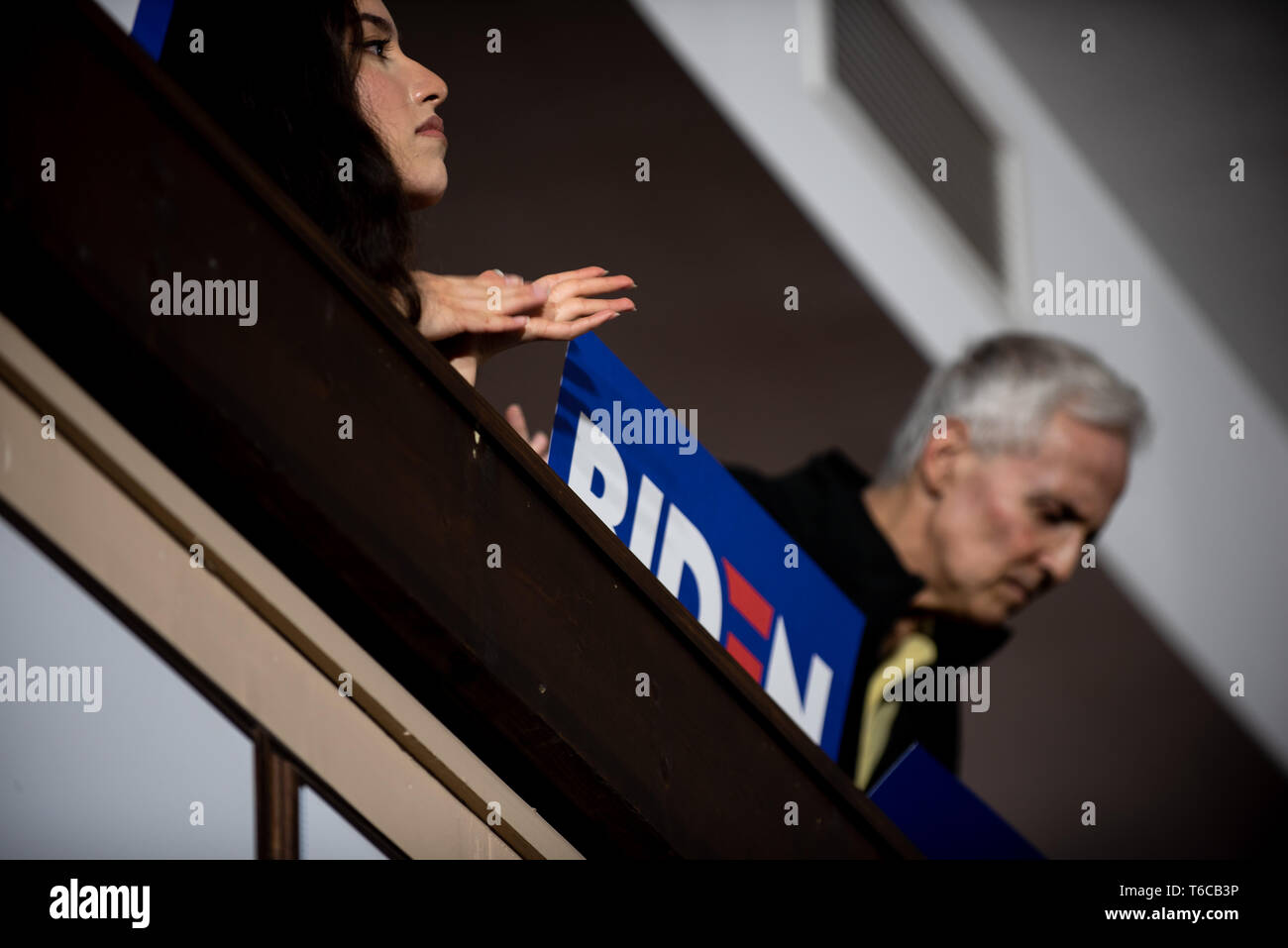 Ein Biden Unterstützer gesehen Klatschen während der Veranstaltung. Reden vor Joe Biden die Bühne in Pittsburgh. Joe Biden läuft der demokratische Kandidat für die Präsidentschaftswahlen 2020 zu werden. Stockfoto