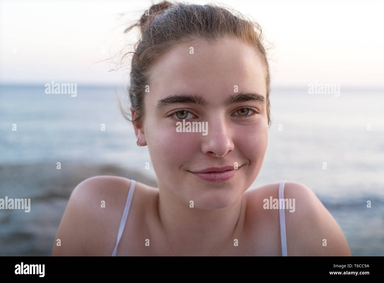 Porträt eines lächelnden Frau vor dem Ozean Stockfoto
