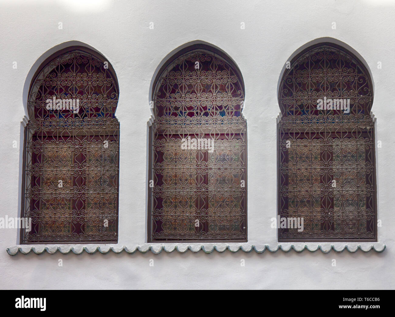 Gerahmte fenestra in der mittelalterlichen Gotik, Romanik und klassische Architektur - Fenster Element: Fenster Trimmer, Winkelstück Futter, fensterflügel, der dreifache Fenster Stockfoto