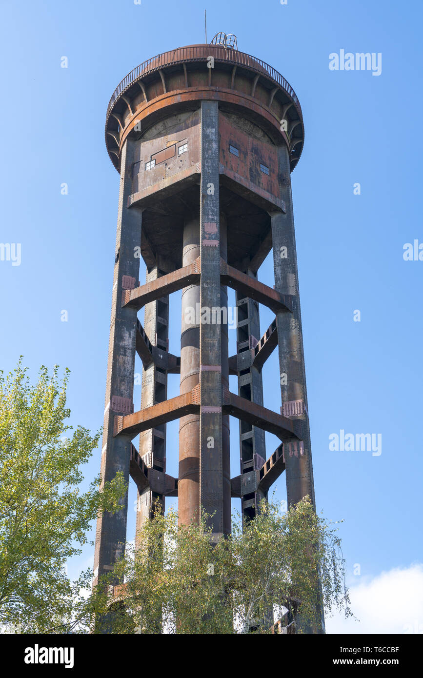 Altes rostiges Wasser Turm und dem klaren, blauen Himmel Stockfoto