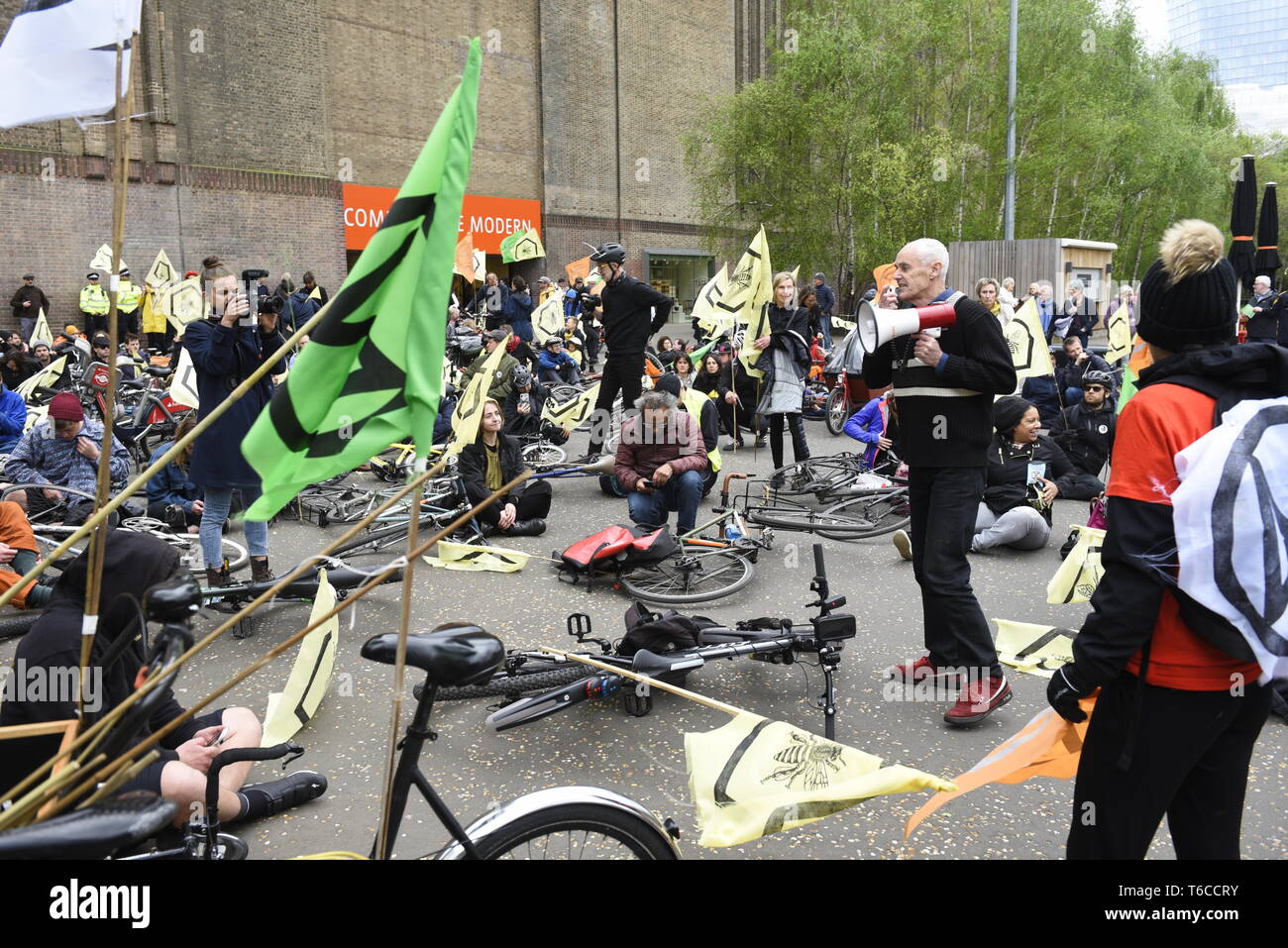 Das Aussterben Rebellion Radfahrer warm' Central London zu protestieren Insekt Tod - Aussterben Rebellion Demonstranten eine "kritische Masse" Radfahren Veranstaltung Stockfoto