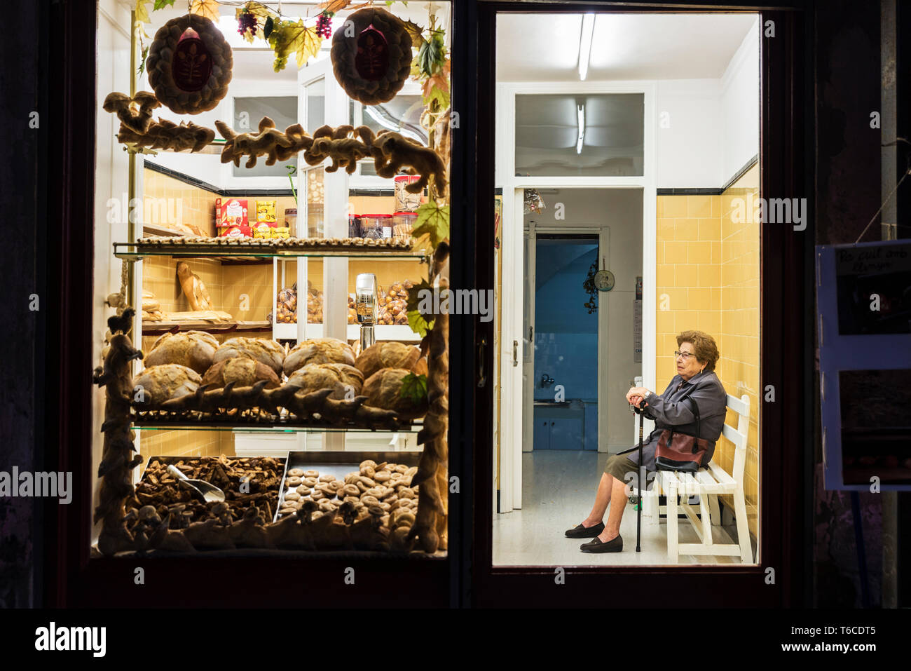 Cardona, Spanien - 31. Oktober 2016: Aushängeschild einer traditionellen Bäckerei mit einer älteren Frau, die warten auf ein Sit-down in der Altstadt von Cardona, Katalonien, Stockfoto