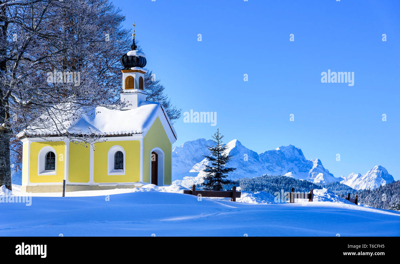 Schöne Kapelle im winterlichen bayerischen Alpen in der Nähe von Krün Stockfoto