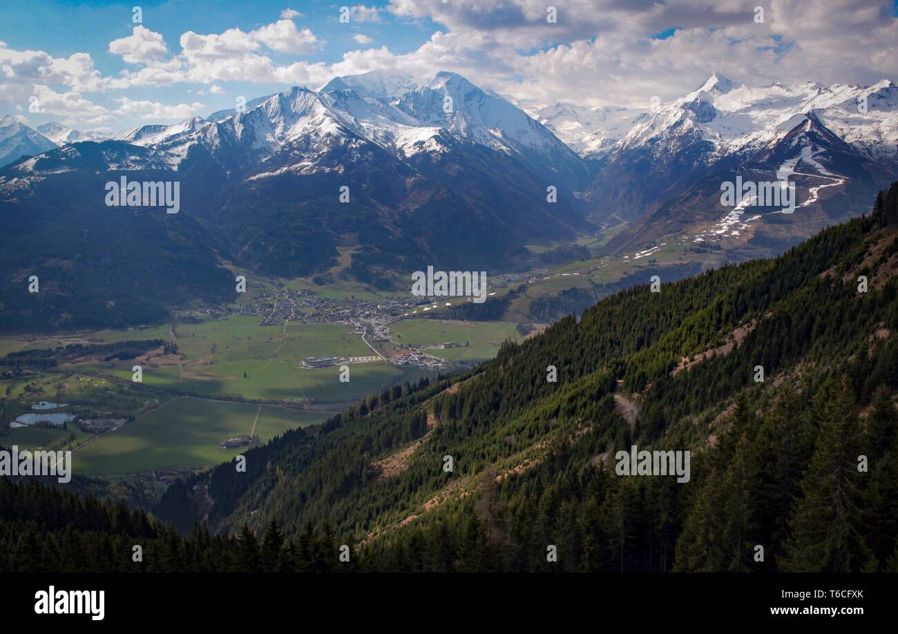 Schnee verschwinden in den österreichischen Alpen Stockfoto