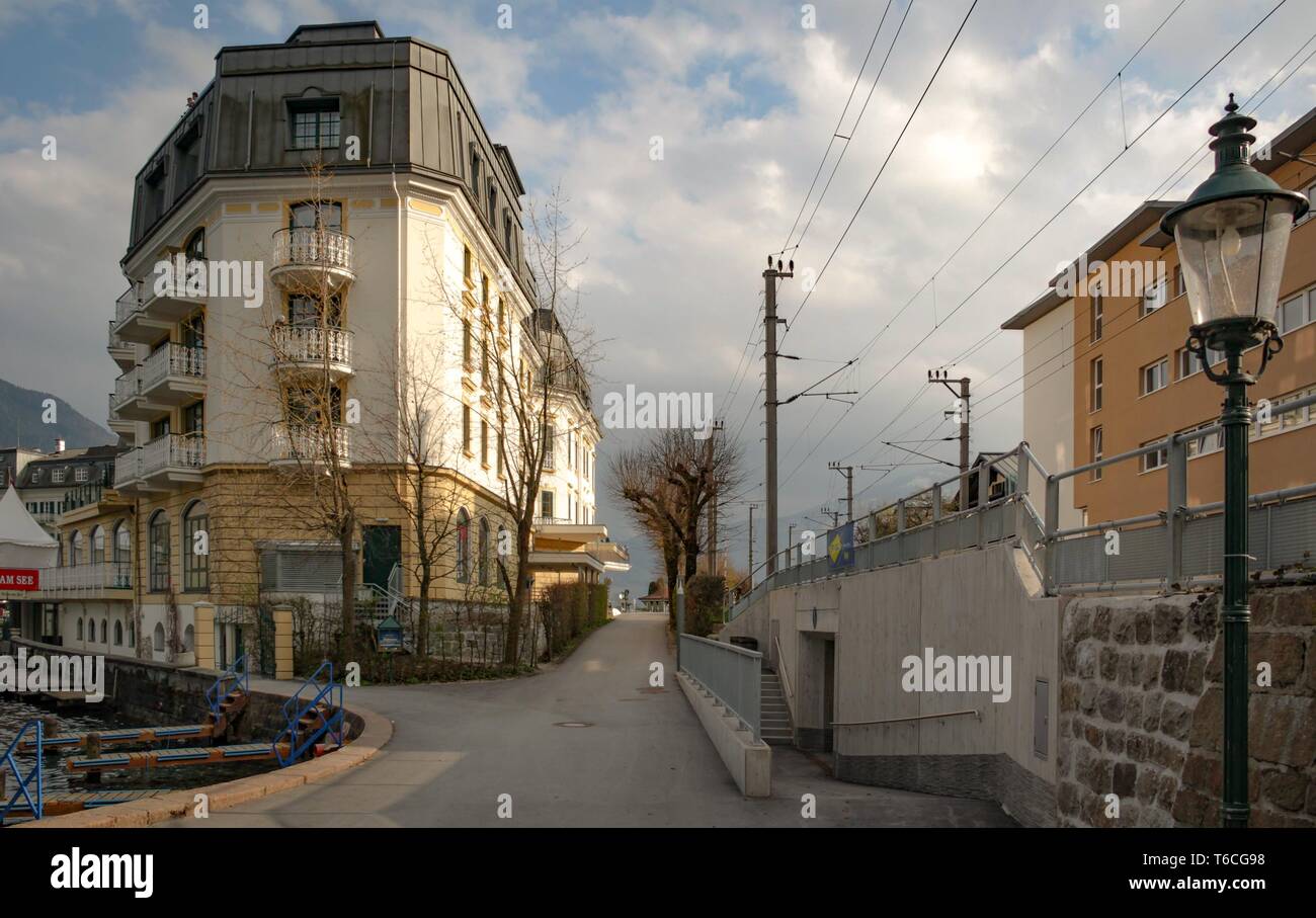 Zug schienen in der österreichischen alpinen Ski Village Stockfoto