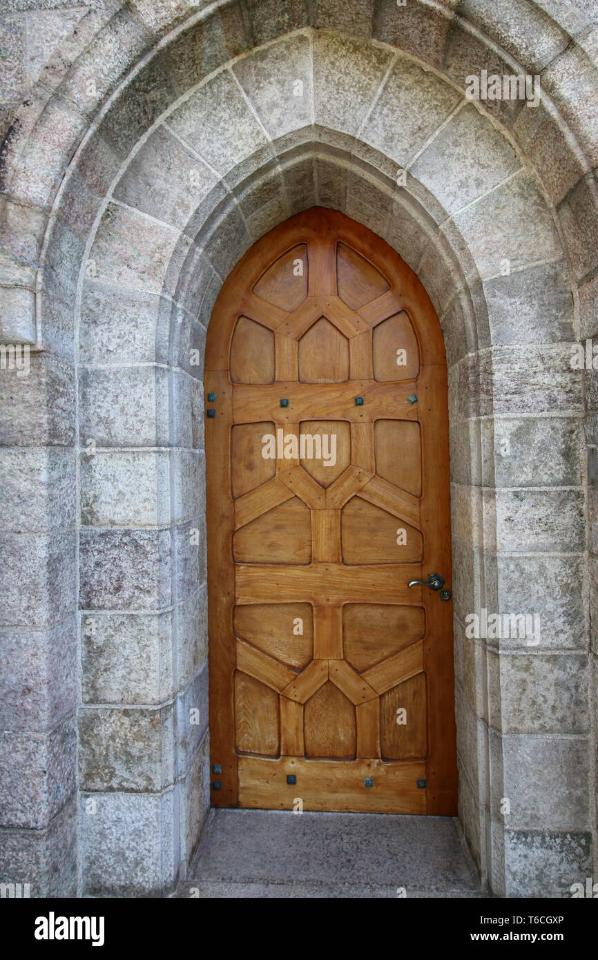 Die eichentür ist der Eingang zur Kathedrale. Stockfoto