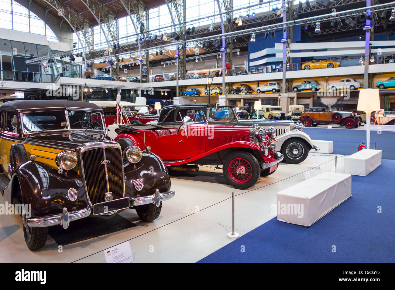 Sammlung klassischer Autos, antike Fahrzeuge und Oldtimer in der Autoworld Oldtimer Museum, Cinquantenaire-Park in Brüssel, Belgien Stockfoto