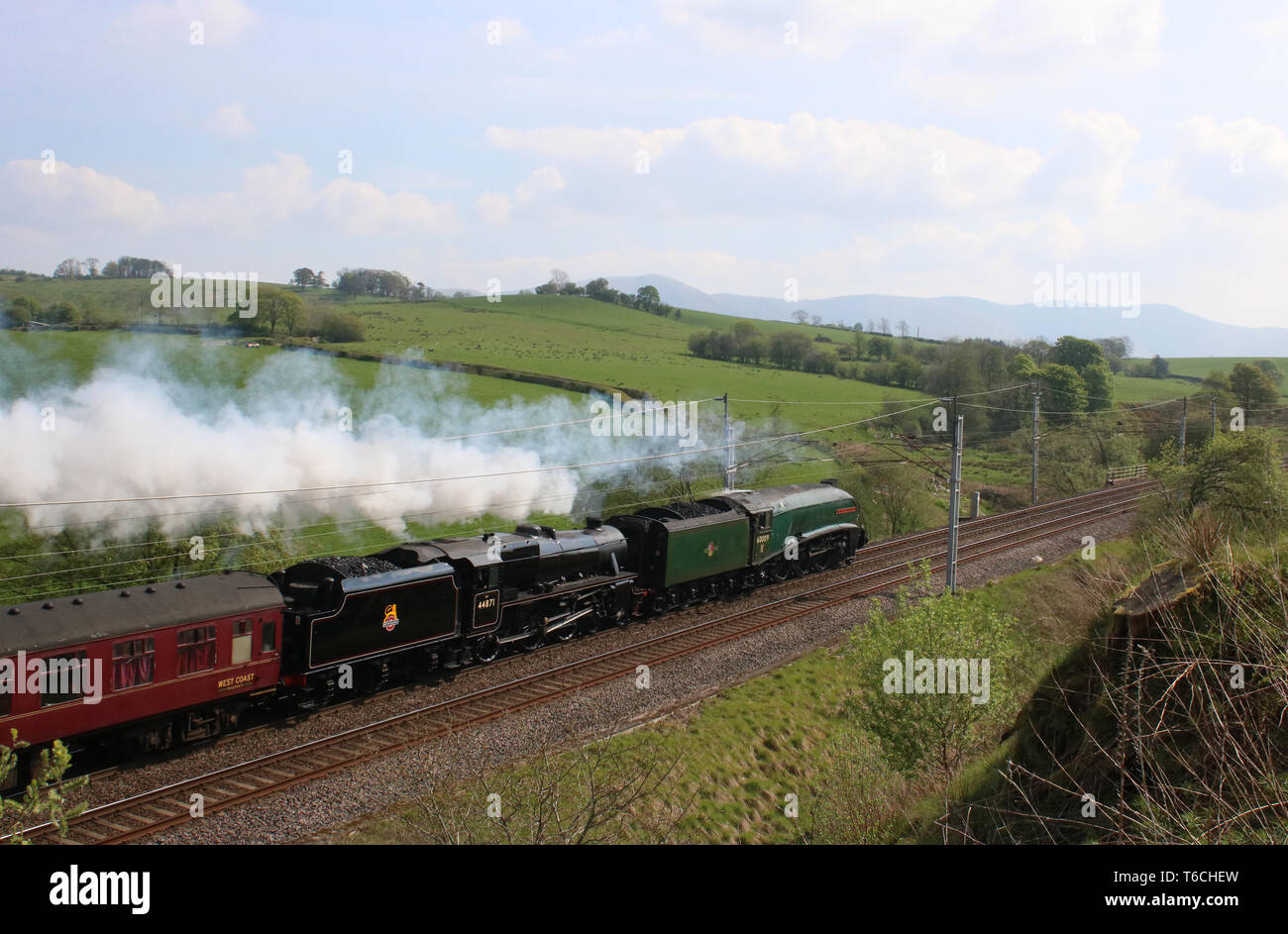 RYTC Großbritannien Dampf bespannt railway Tour auf der West Coast Main Line in der Nähe von grayrigg in Cumbria 30 April 2019 doppelt von Loks60009 und 44871 geleitet. Stockfoto