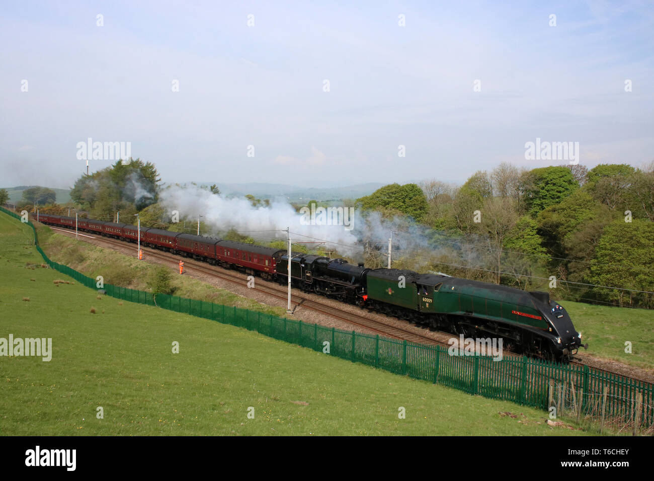 RYTC Großbritannien Dampf bespannt railway Tour auf der West Coast Main Line in der Nähe von grayrigg in Cumbria 30 April 2019 doppelt von Loks60009 und 44871 geleitet. Stockfoto
