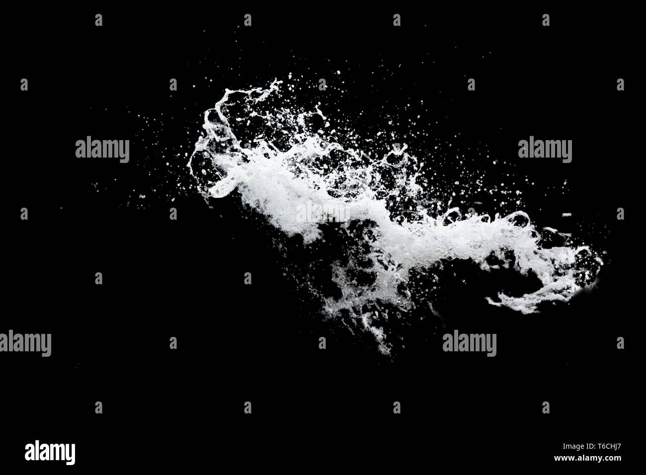 Wasser isoliert auf dem schwarzen Hintergrund Stockfoto