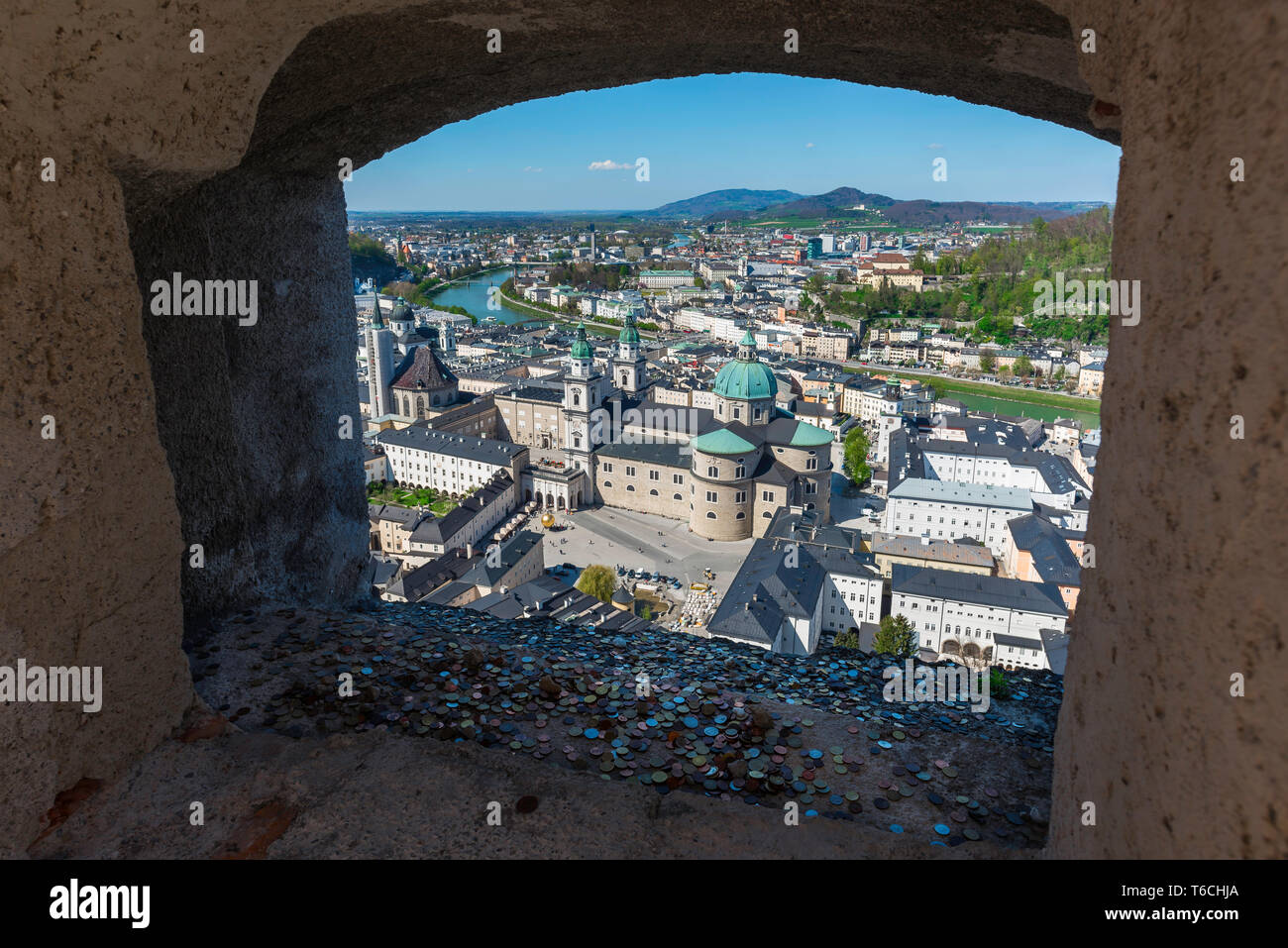 Stadt Salzburg, Blick auf die Altstadt von Salzburg aus einer Kanone Gerichtsbezirk in die Mauer der Festung Hohensalzburg, Österreich. Stockfoto