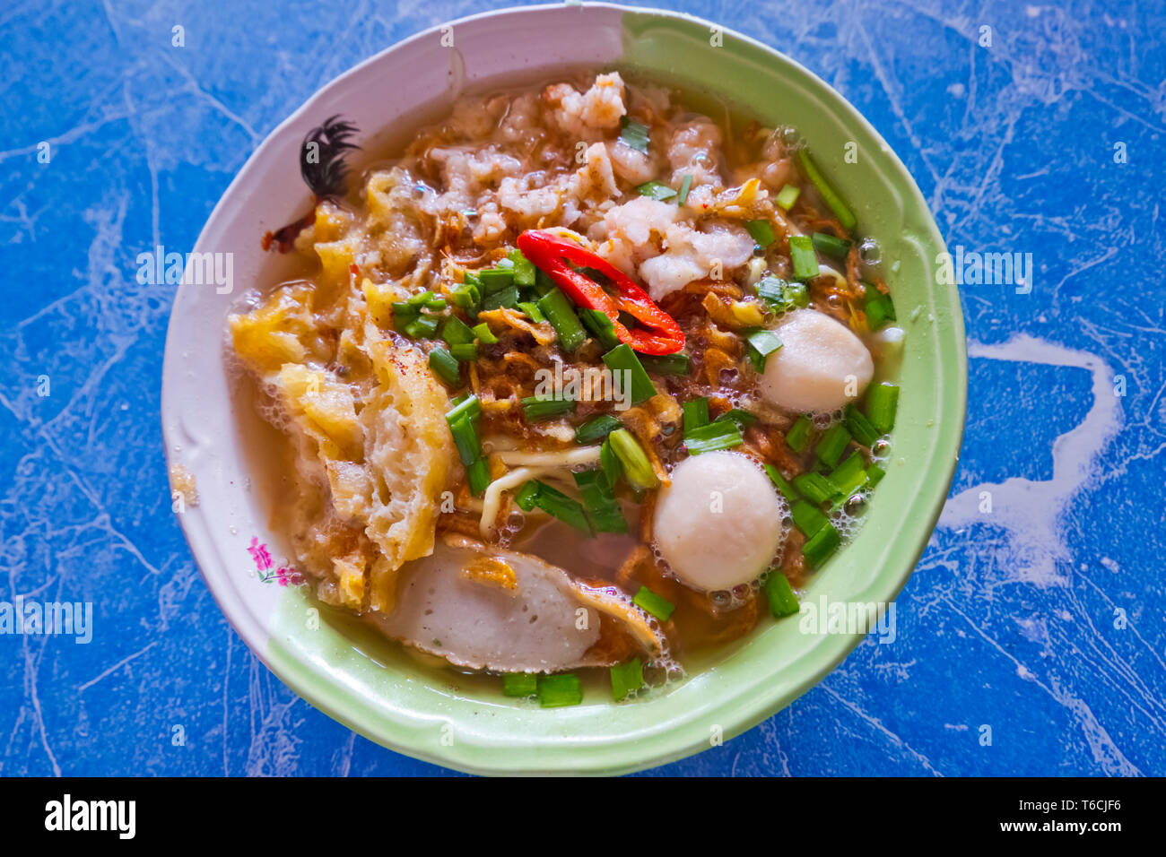 Gebratene Hokkein Nudelsuppe mit Meeresfrüchten, Phuket Town, Thailand Stockfoto