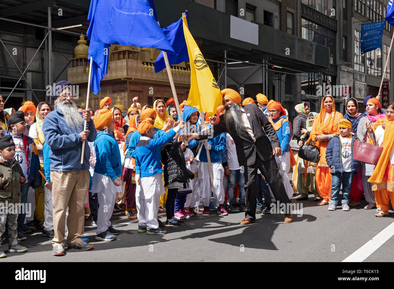 Eine Gruppe von Jungen und Mädchen aus einem Sikh in Queens Schule posieren für ein Foto bei der Sikh Day Parade in Manhattan, New York City. Stockfoto