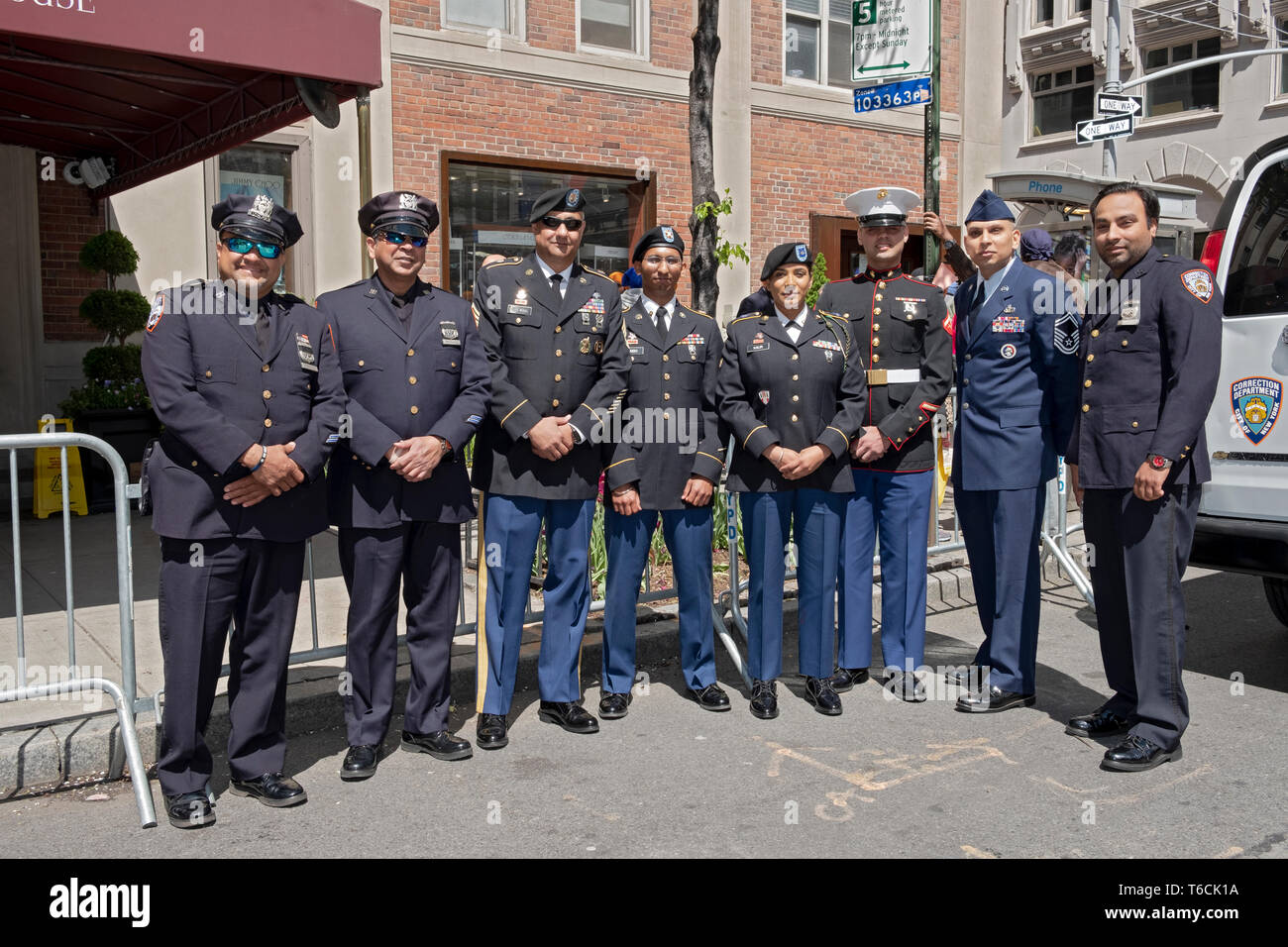 Sikh Polizei & Korrekturen Offiziere und Soldaten stellen vor der Sikh Day Parade in Manhattan, New York City. Stockfoto