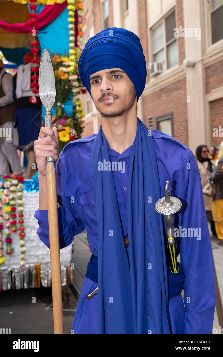 Ein Sikh Junger Mann Im Kostum Und Personlich Gestalteten Turban Der Sikhs Day Parade In Manhattan New York City Stockfotografie Alamy