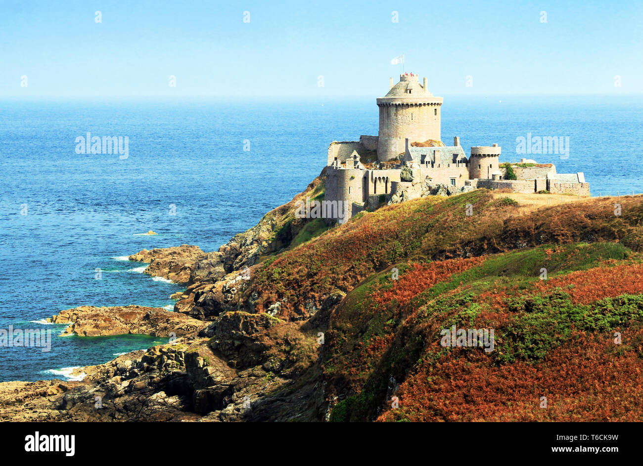 Die bretonische Küste Punkt besetzt von einem Fort La Latte in der Bretagne, Frankreich. Stockfoto