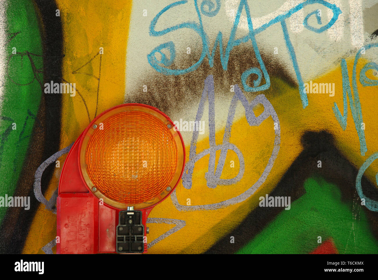 Kontrolle Licht vor eine Wand mit Graffiti Stockfoto