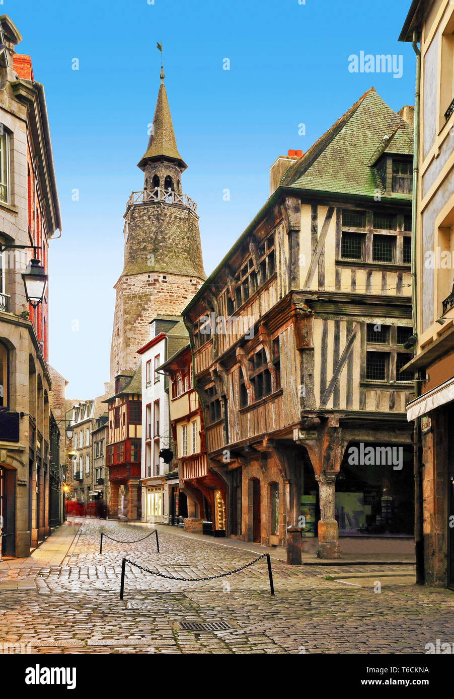 Die Straße Clock in Dinan. Bretagne, Frankreich Stockfoto