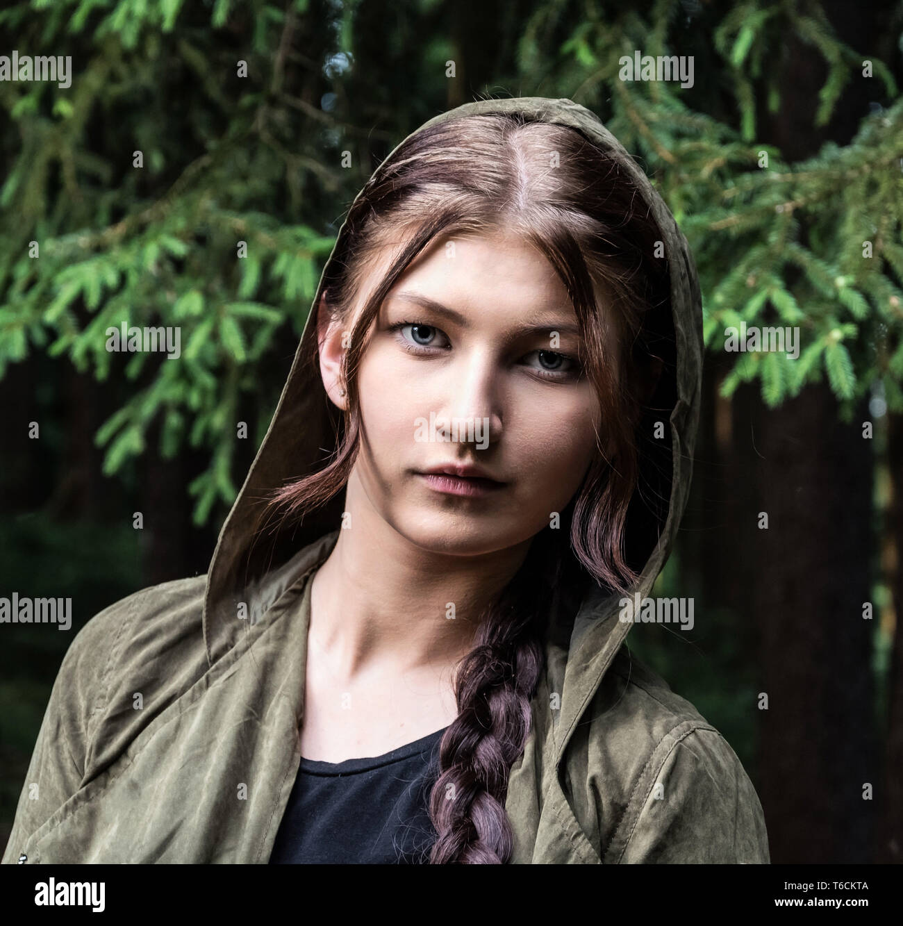 Frau Porträt im Wald Stockfoto