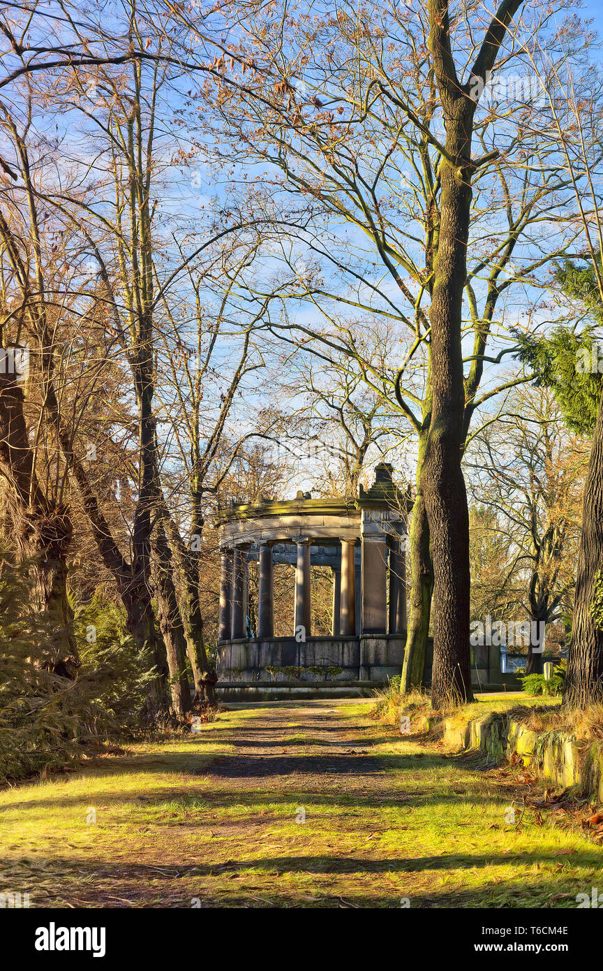 idyllischer Platz mit Denkmal in einem park Stockfoto