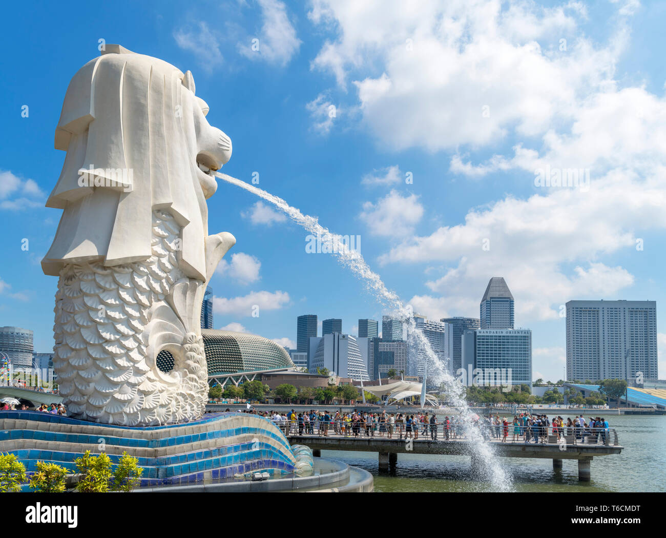 Der Merlion Statue, Symbol von Singapur, mit Blick auf die Marina Bay, Merlion Park, Singapore City, Singapur Stockfoto