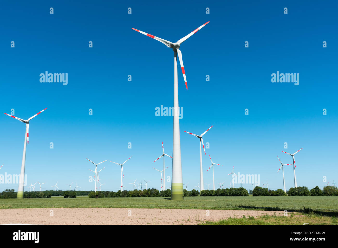 Windpark in die Felder im ländlichen Deutschland gesehen Stockfoto