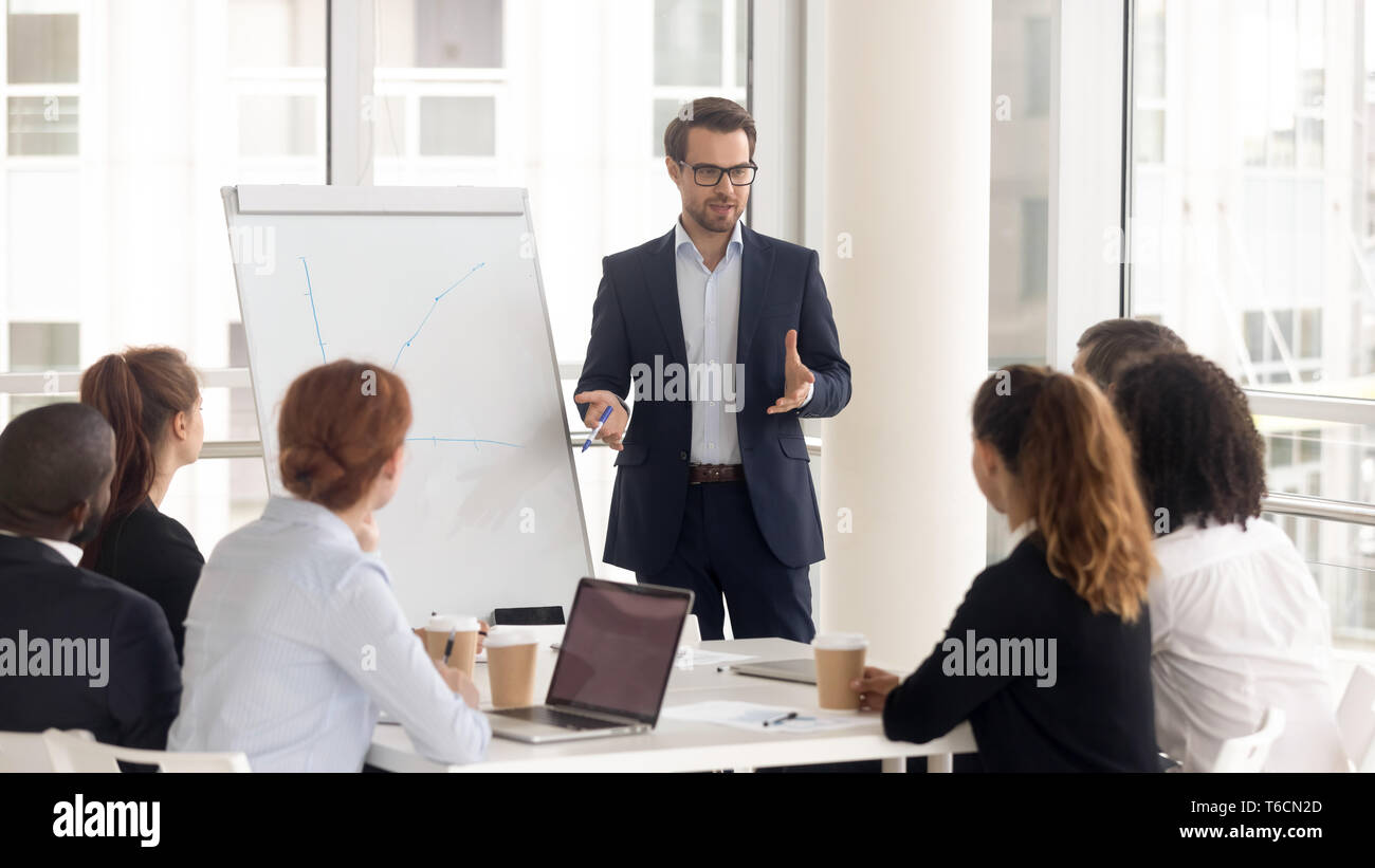 Männliche Business Coach Lautsprecher in der Klage geben Flipchart Präsentation Stockfoto