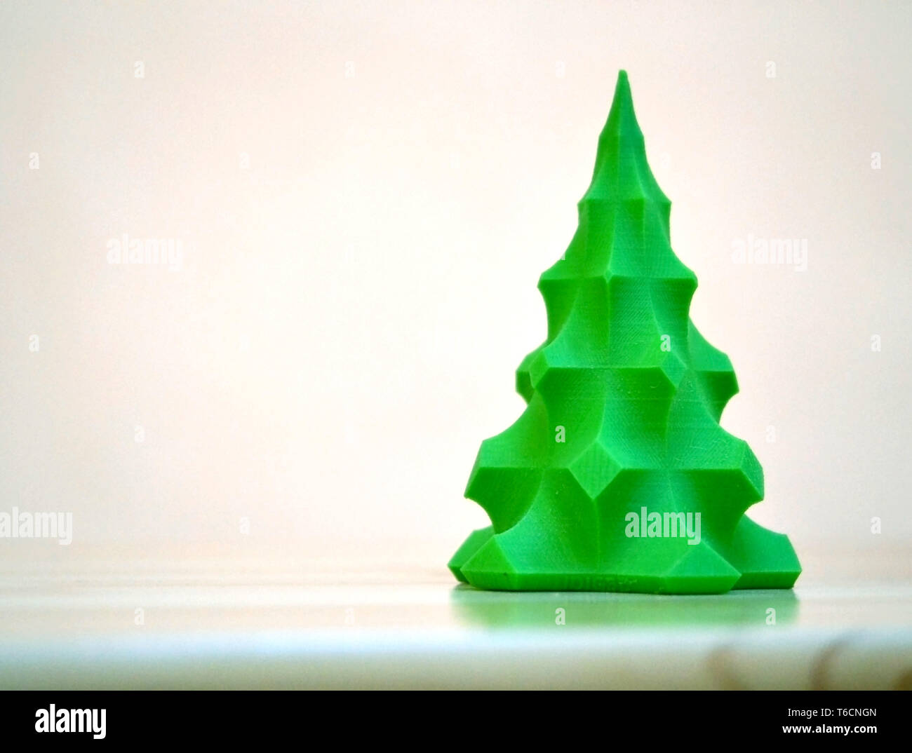 Das Modell gedruckt auf ein 3D-Drucker. Ein kleiner Grüner Baum ist auf dem Tisch. Progressive moderne Additive Technology. Kopieren spase, spase für Text. Stockfoto