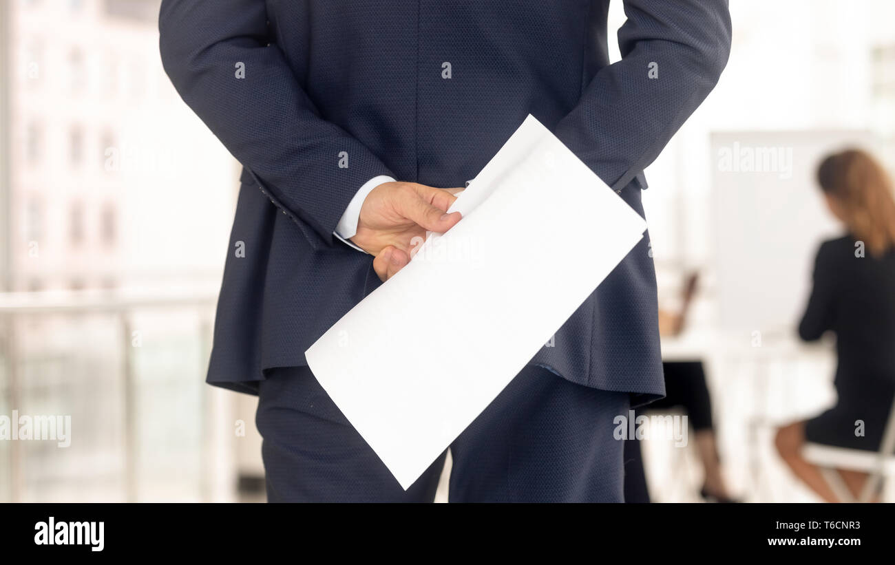 Betonte Bewerber in Anzug Holding cv nervös vor Interview Stockfoto