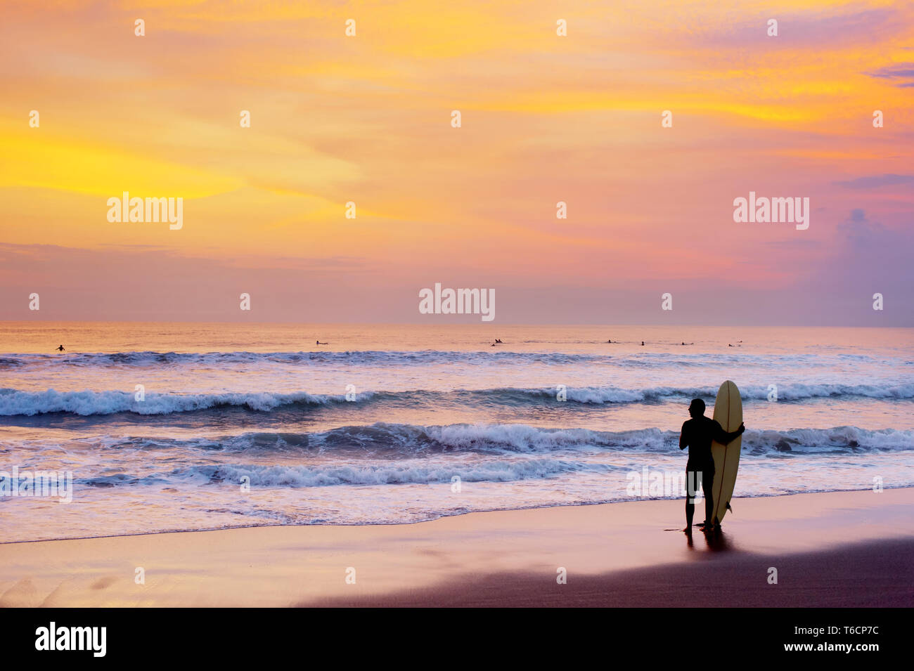 Surfer Aufenthalt am Strand Stockfoto