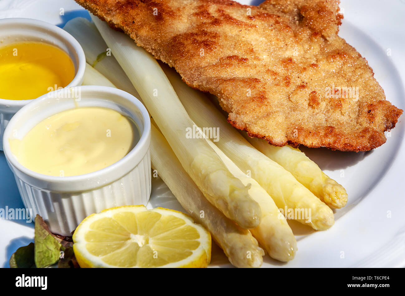Kalbsschnitzel mit frischem Spargel, Sauce Hollandaise und flüssiger Butter Stockfoto
